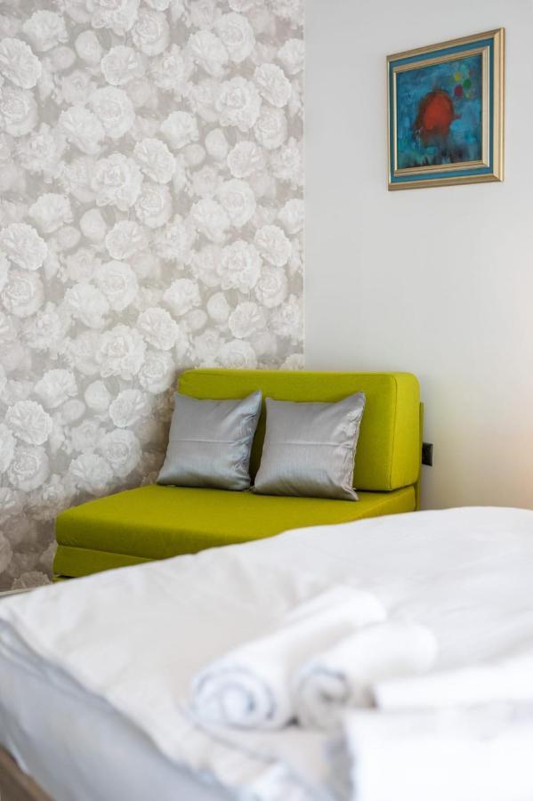 Four Roses Bed & Breakfast ซาเกร็บ ภายนอก รูปภาพ
